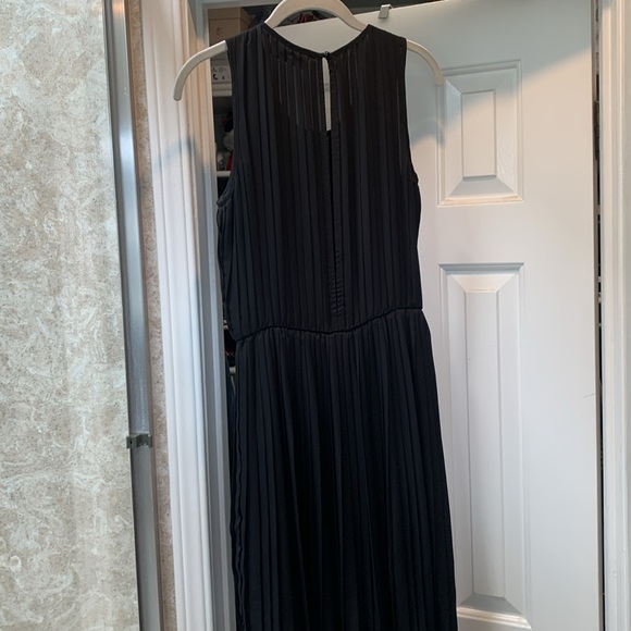 Elegant Black Pleated Dress - Picture 4 of 4